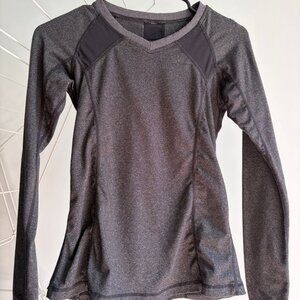 Waist-cinching long sleeve sportswear with a zipped pocket